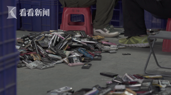 广东小镇居民暴富:从旧手机中提炼黄金 每年数吨